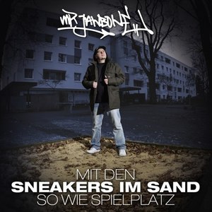 Mit den Sneakers im Sand so wie Spielplatz