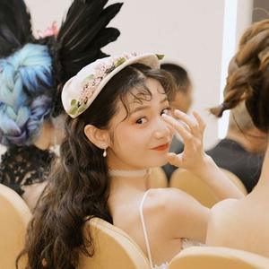 挥着翅膀的女孩