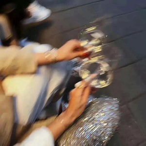 站在风里很久了