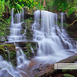 令人放松的瀑布（可循环播放）