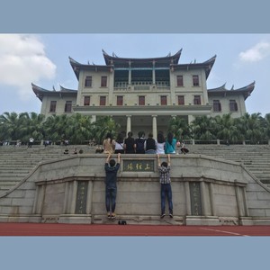 陪着我喜欢的你漫步在厦门鼓浪屿的小店捡拾白城沙滩的贝壳观赏芙蓉隧道壁画展却不敢让你知道