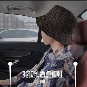 我饮烈酒点孤灯