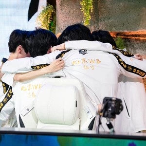 荣耀加冕 (伴奏)