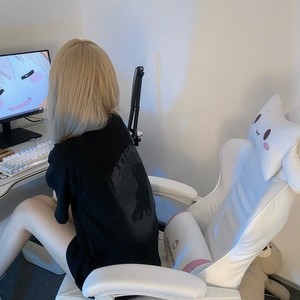 我要喝好多好多的酒把爱都吞进这垃圾桶