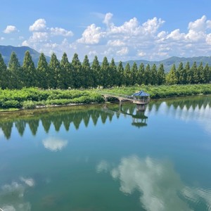 Clouds On the Lake