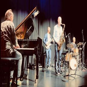 In Front Of Me - Live (feat. Michael Bladt, Carsten Kær Nielsen & Martin Kollerup Sørensen) (Live)
