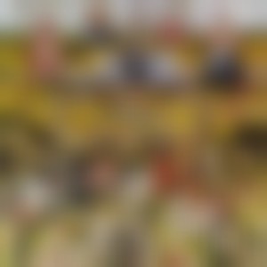 坐在沙发朝前$看