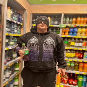 Pije sobie syrop (Explicit)