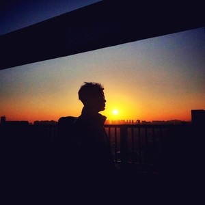 多想在平庸的生活拥抱你