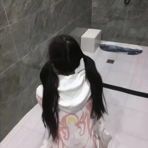 轻烟飘过似同窃语敲打我的窗