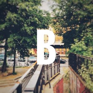 每次加班到深夜就会出现浓重的孤独感和失落感压的人喘不过气来不过睡一觉就好了