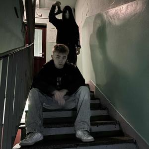 Piramid head (feat. Mvey) (Explicit)