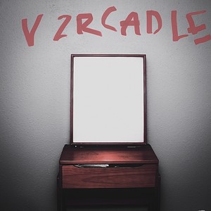 V zrcadle