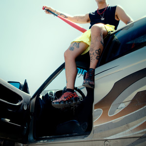 CON UN PORRITO EN LA MANO