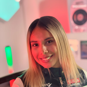 Con Otra / Estaba aqui Pensando / Como Lo Hizo / Misterioso Alguien