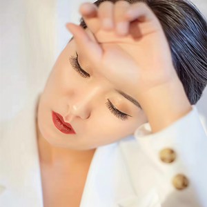 搂着哥哥咋心里还这么想 (伴奏)