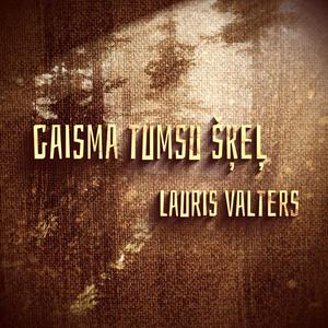 Gaisma tumsu šķeļ