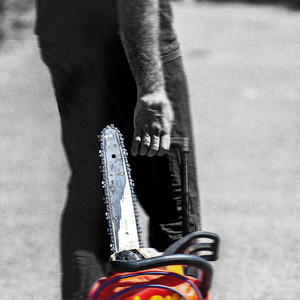 Une tronçonneuse dans un sac à dos Oui-Oui (Explicit)