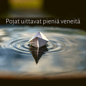 Pojat uittavat pieniä veneitä