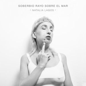 Soberbio rayo sobre el mar