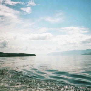 melankolske ferdamenn dansar i regnet