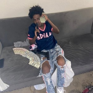 How we livin (feat. Thaddo & Taegruv) (Explicit)