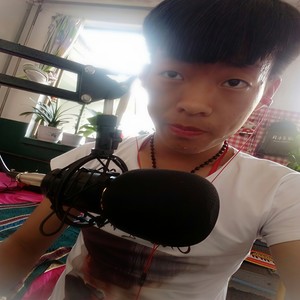 她只喝酒不说话