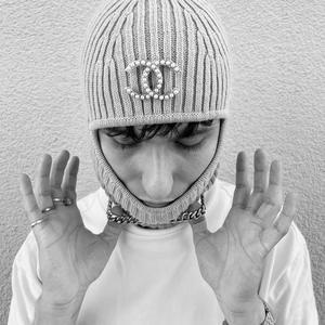 VIVIENNE WESTWOOD (feat. Yung Schiebedach) (Explicit)