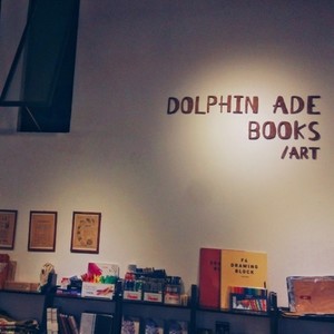 坐在海豚阿德对面