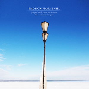 강물은 말없이 흐른다 (The river flows silently.)