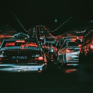 雨夜 高架 迈巴赫