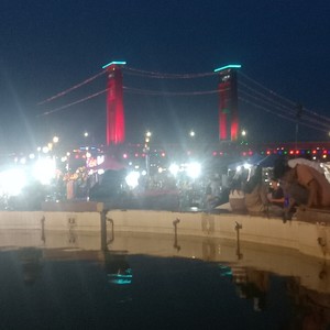 Terbang sendiri di langit rindu