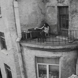 le regard vide sur un balcon (Explicit)