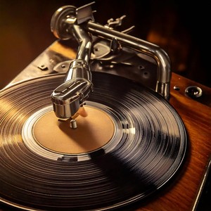 Retro Vinyl Spins: Classic Jazz Music