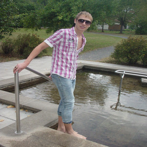 Schlag im Notfall die Scheibe ein