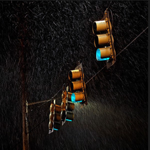你离开的那天雨点碎在了昏黄的路灯下