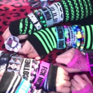 RAVER GIRL (feat. JesusLuvsArri) (Explicit)