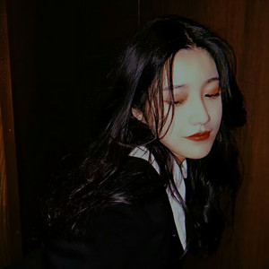 佳人轻抚桃花扇