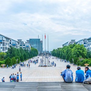 三年成诗