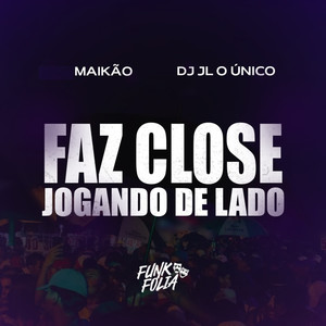 Faz close Jogando de lado