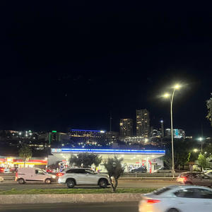 La chica del cabello rizado