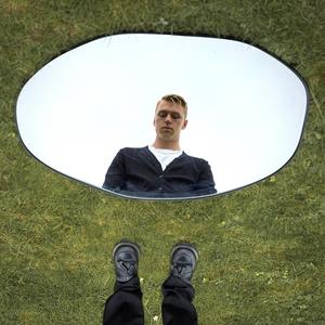 Alltid nära, aldrig nog