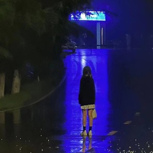 有人陪你淋雨么
