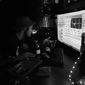 Un Momento (All I Need ) (feat. CeCe Bandz & PERUU) (Explicit)