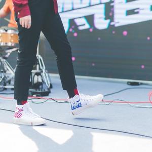 越过山丘