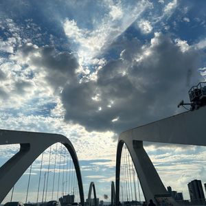 与你同行 向光而生