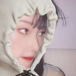 她姓余