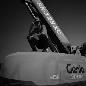 MONEY MOUNTAIN (feat. KennethWayne) (Explicit)