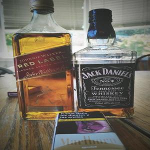 CIGARROS Y BOTELLAS (feat. Lkv) (Explicit)