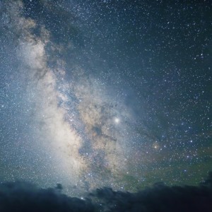 那些暑假在阳台上打地铺看着星星入眠的夜晚